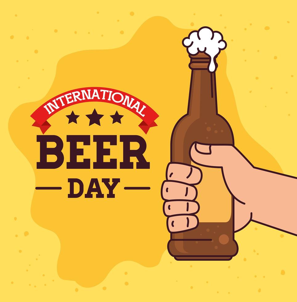 celebração do dia internacional da cerveja com a mão segurando uma garrafa de cerveja vetor