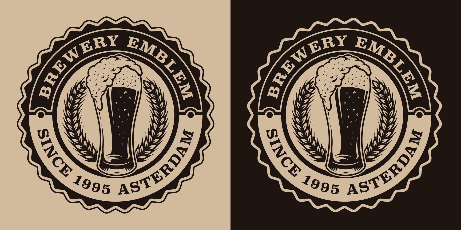 um emblema de cerveja vintage em preto e branco com um copo de cerveja. vetor
