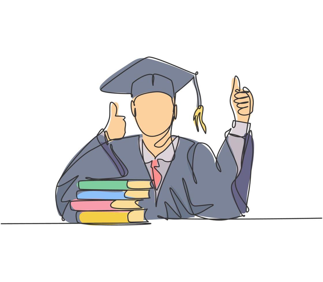 um desenho de linha de jovem estudante universitário feliz pós-graduação vestindo uniforme de formatura e dando os polegares para cima gesto na frente da pilha de livros. conceito de educação linha contínua desenhar vetor de design