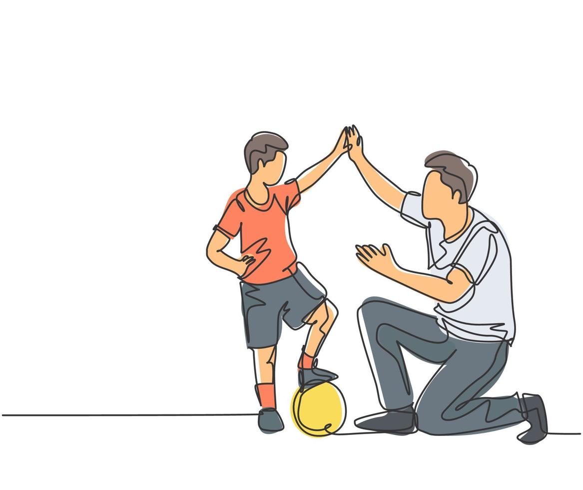 um desenho de linha de um jovem pai feliz curvando seu corpo para dar o gesto de mais cinco para seu filho enquanto jogava futebol na quadra de futebol. conceito de parentalidade. ilustração em vetor desenho desenho em linha contínua