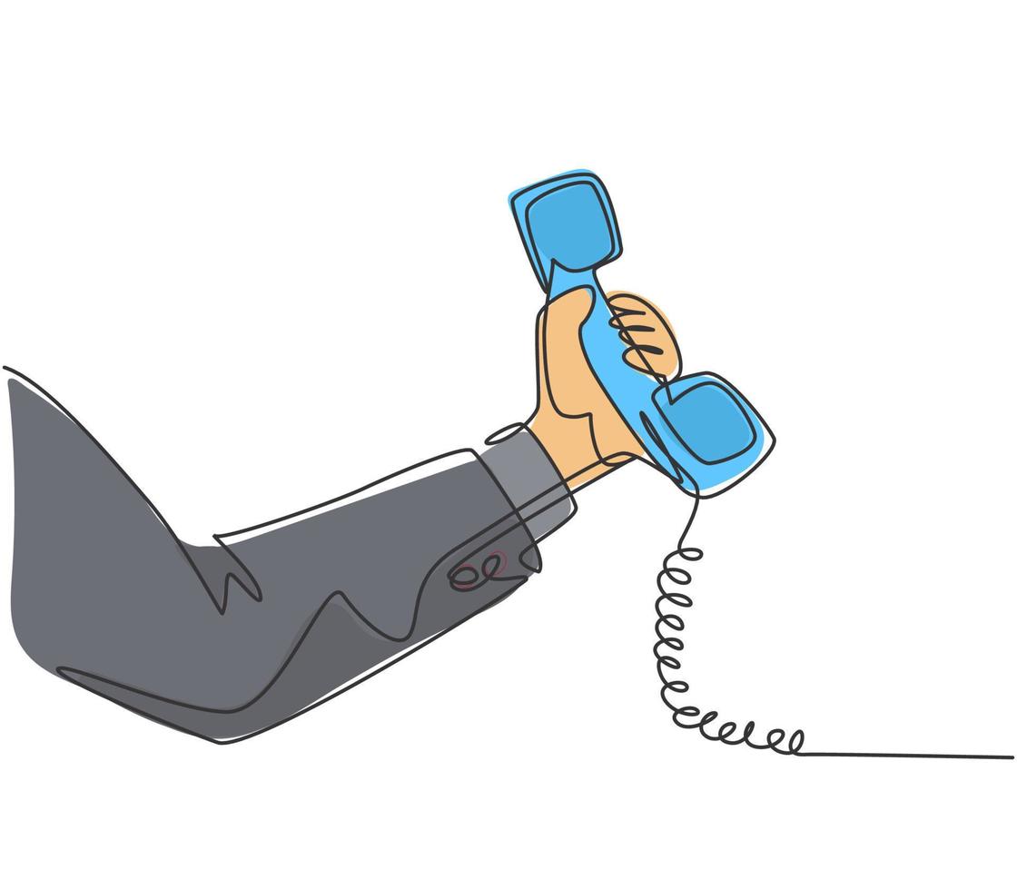 um único desenho de linha de gesto de mão segurando o antigo clássico telefone analógico manipulação no escritório. conceito de comunicação do telefone retro vintage. ilustração em vetor desenho gráfico linha contínua