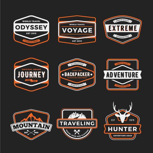 Conjunto de aventura ao ar livre de logotipo do emblema e distintivo de engrenagem de viagem lo vetor