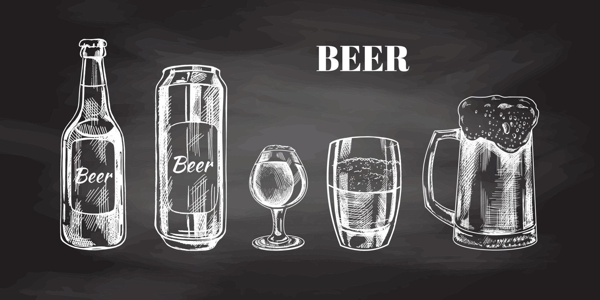desenhado à mão esboço do Cerveja pode, Cerveja garrafa, Cerveja óculos e Cerveja caneca isolado em quadro-negro fundo, branco desenho. definir. vetor vintage gravado ilustração.