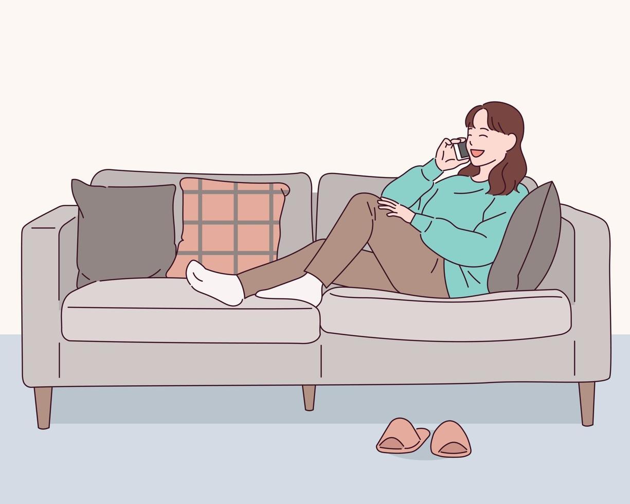 uma garota está sentada confortavelmente no sofá e falando ao telefone. vetor