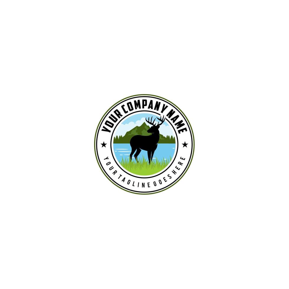 logotipo criativo de veado e montanha - ilustração vetorial em um fundo claro vetor