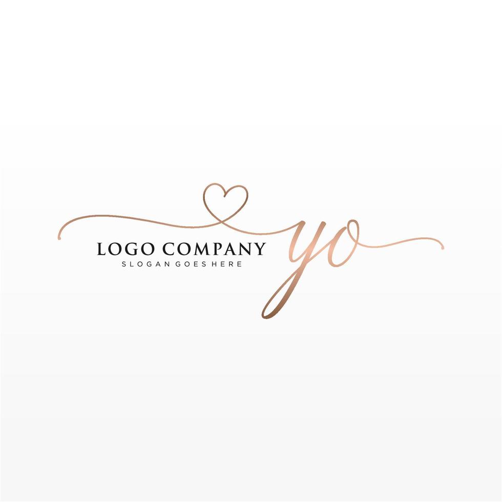 inicial yo feminino logotipo coleções modelo. caligrafia logotipo do inicial assinatura, casamento, moda, joalheria, butique, floral e botânico com criativo modelo para qualquer companhia ou negócios. vetor