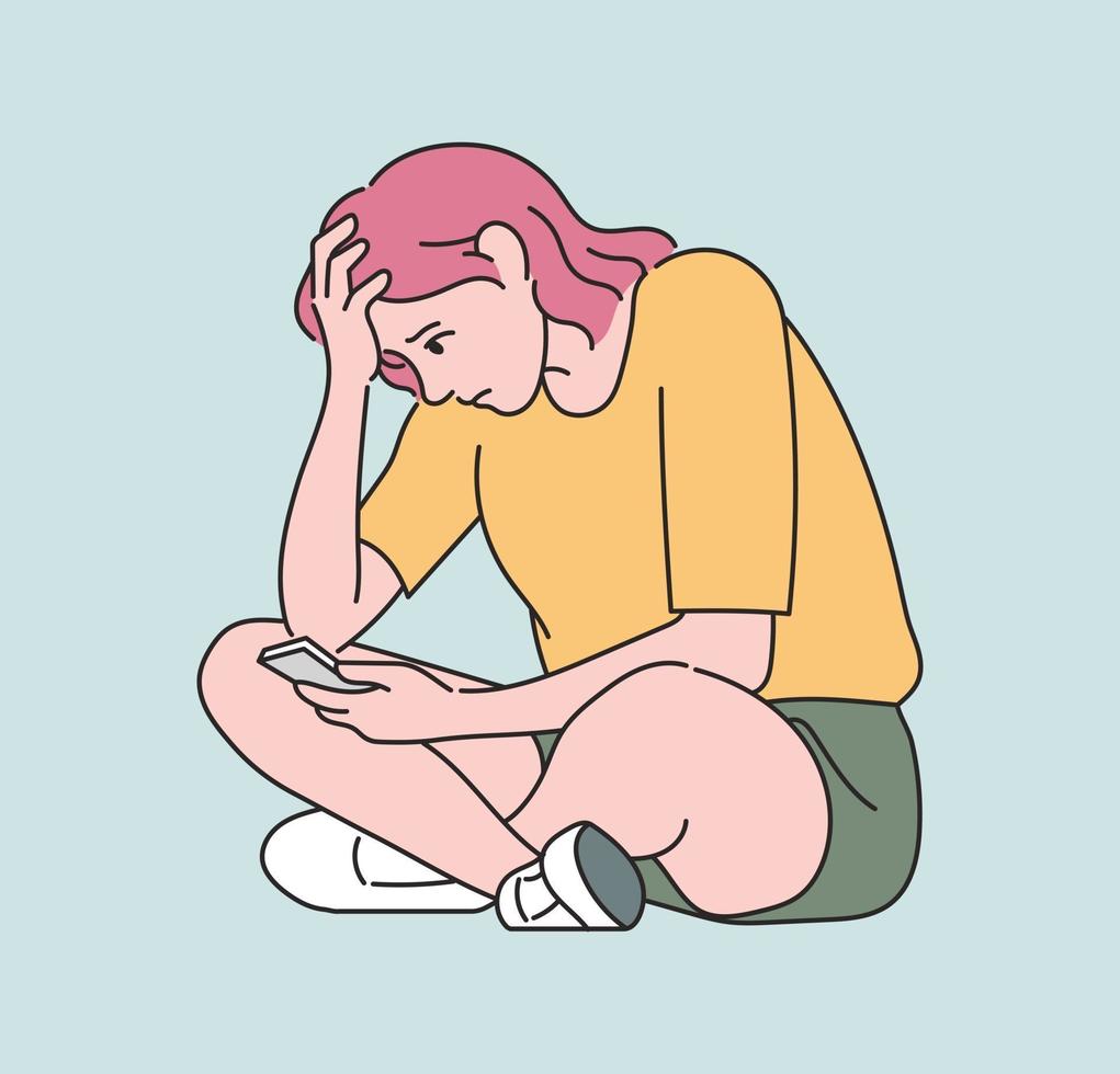 uma mulher está olhando para o celular e tem uma expressão séria. mão desenhada estilo ilustrações vetoriais. vetor