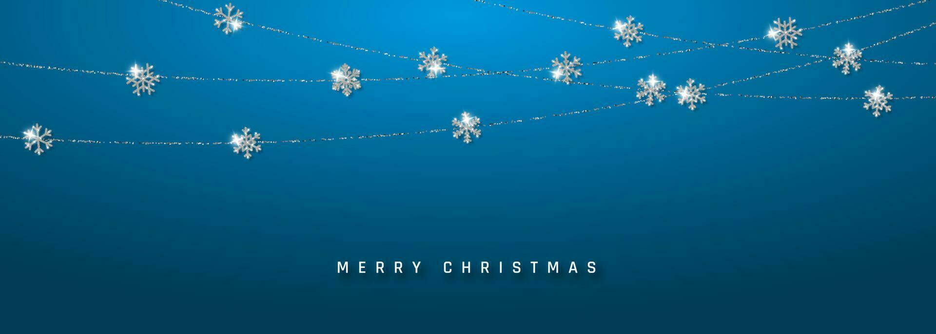 Natal ou Novo ano prata floco de neve decoração festão em azul fundo. suspensão brilhar floco de neve. vetor ilustração