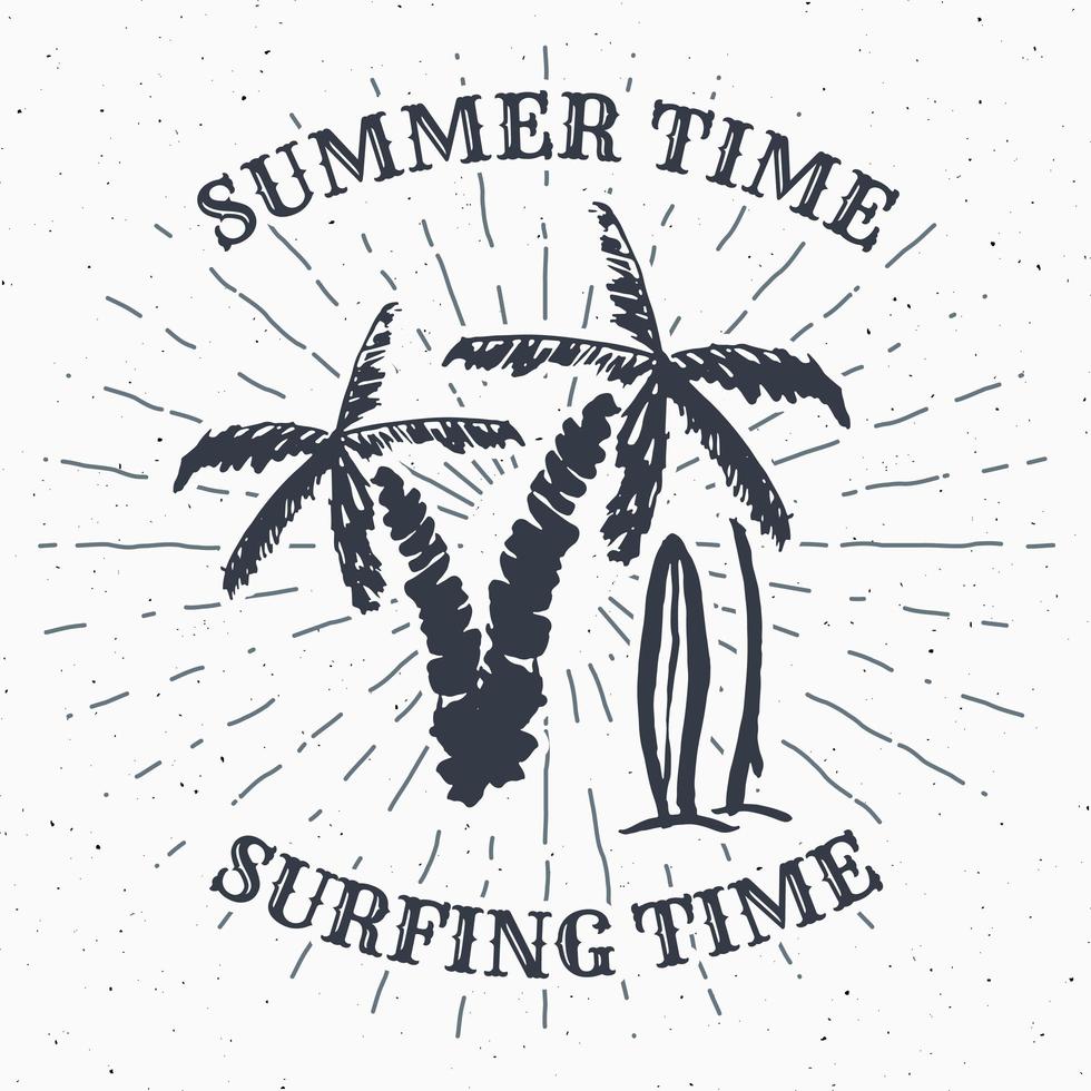 mão desenhada texturizado grunge rótulo vintage, distintivo retrô ou design de tipografia de camiseta com ilustração vetorial de palmeira e pranchas de surf vetor