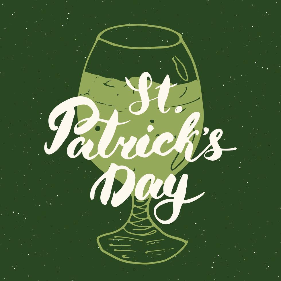 feliz dia de São Patrício letras de mão do cartão vintage na silhueta do copo de cerveja, ilustração em vetor design retro texturizado grunge feriado irlandês.