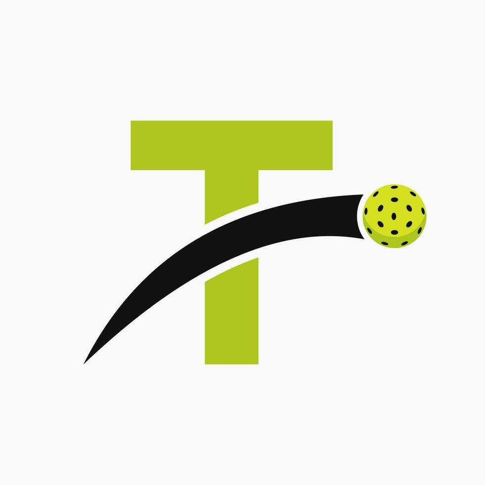 pickleball logotipo em carta t com comovente pickleball ícone. pickleball placa modelo vetor