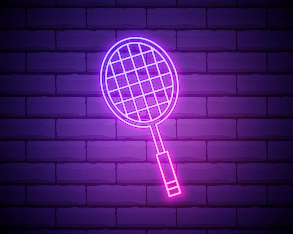 ícone de raquete de tênis de néon brilhante isolado no fundo da parede de tijolo. equipamento esportivo. ilustração vetorial vetor
