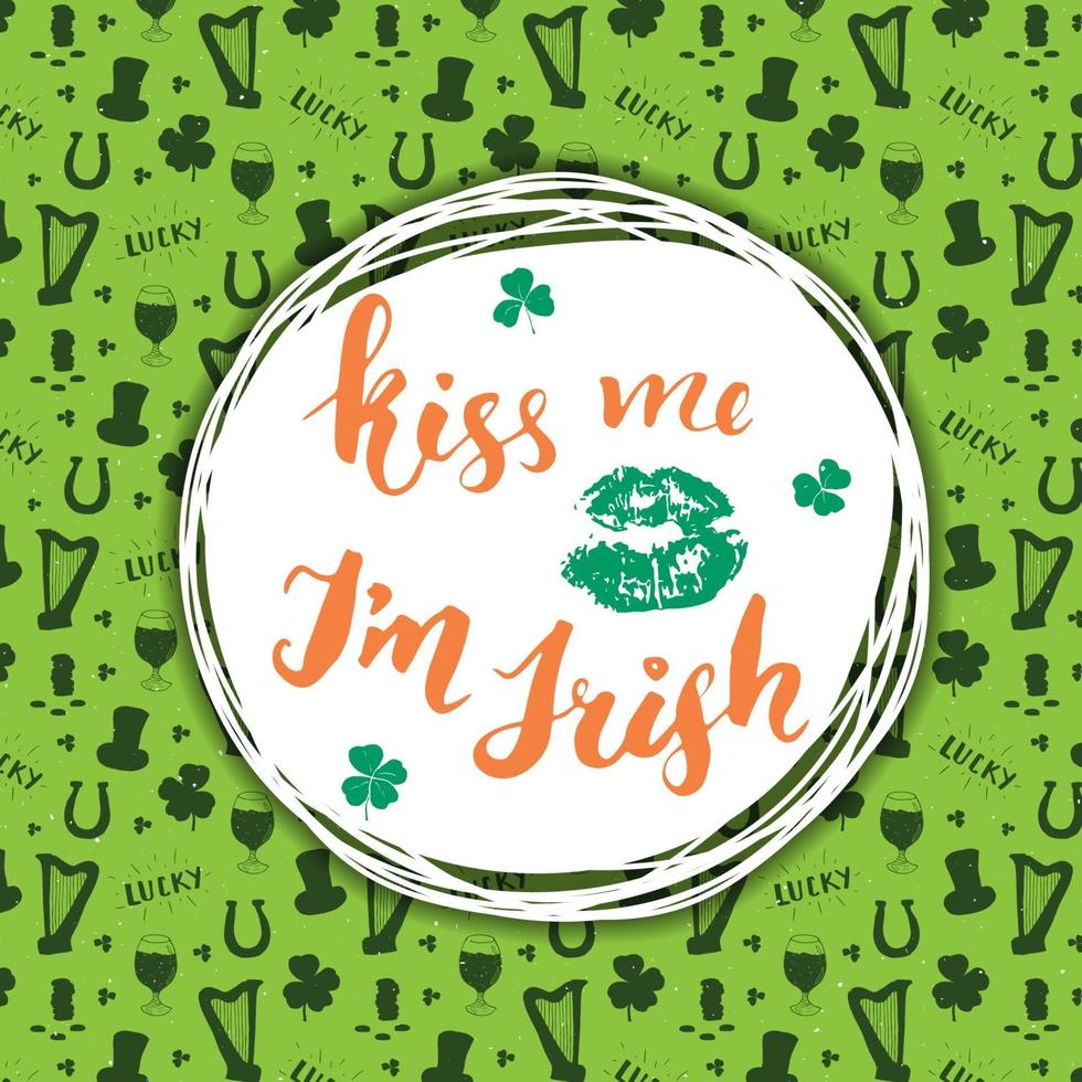 me beije, sou irlandês. letras de mão do cartão do dia de São Patrício com lábios e trevos, feriado irlandês escovado ilustração vetorial de sinal caligráfico. vetor