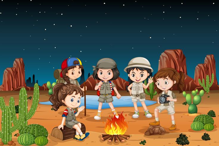 Grupo de crianças acampadas no deserto vetor