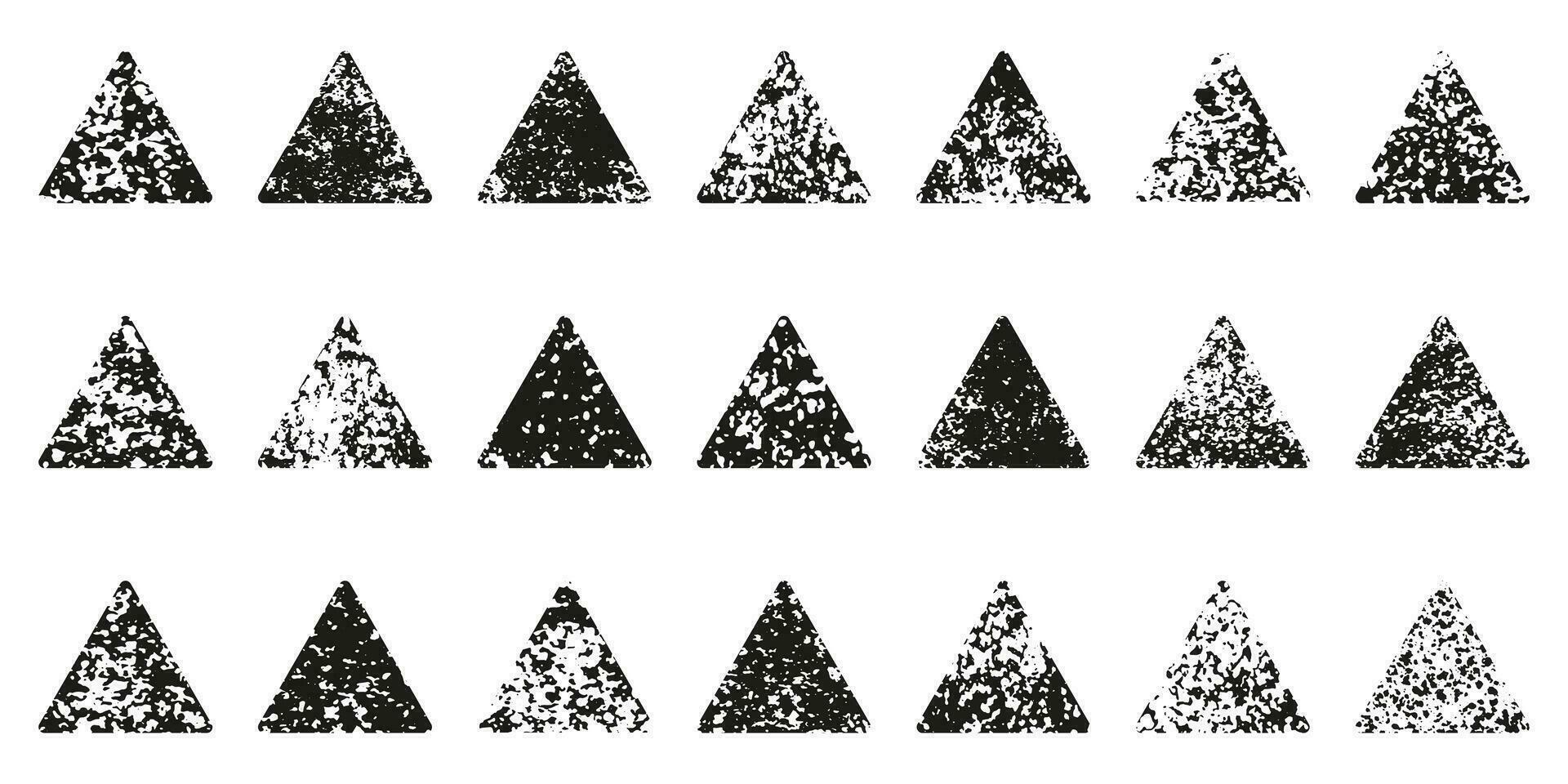 grunge textura triângulo definir. rude carimbo dentro triangular forma, Preto tinta. retro geométrico pintura escova coleção. sujo abstrato Projeto elemento. isolado vetor ilustração.