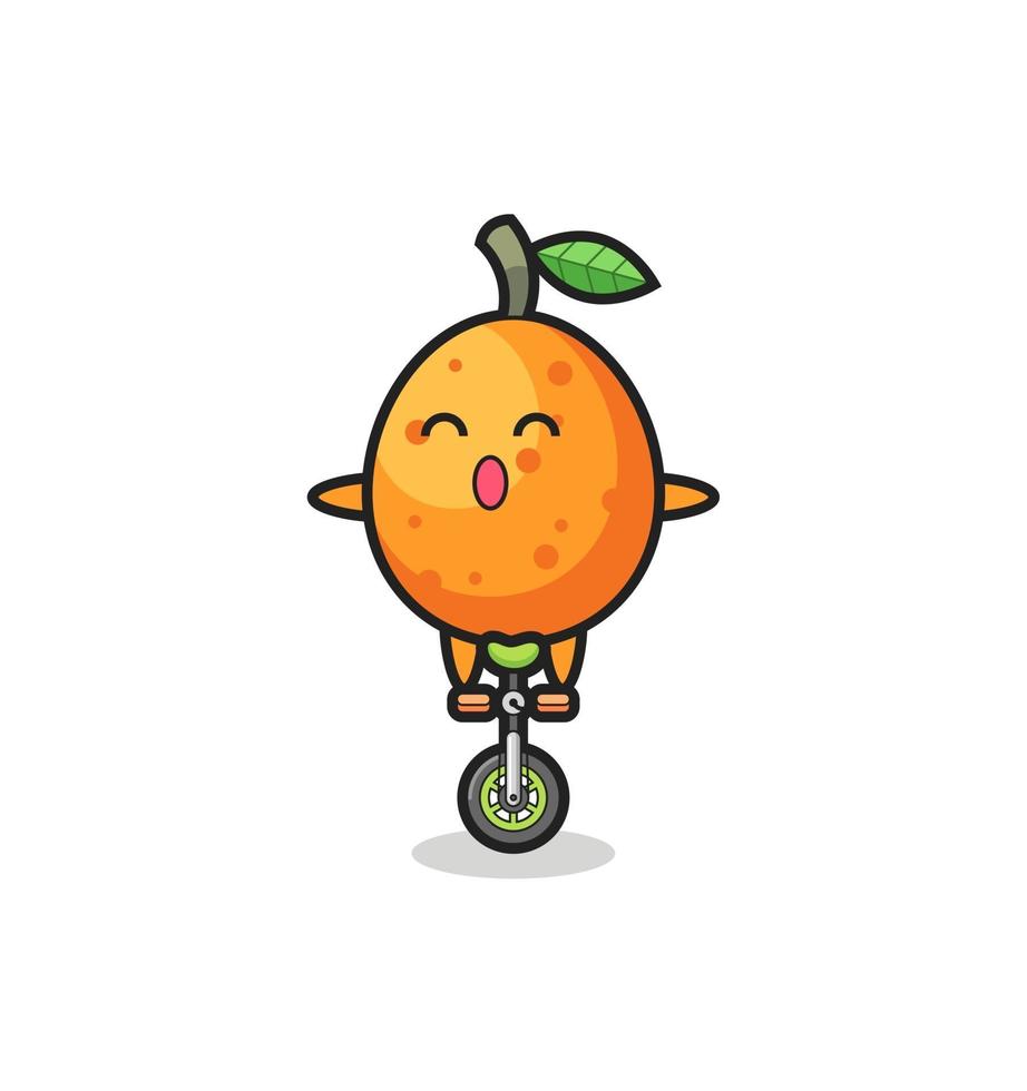 o personagem fofo do kumquat está andando de bicicleta de circo vetor