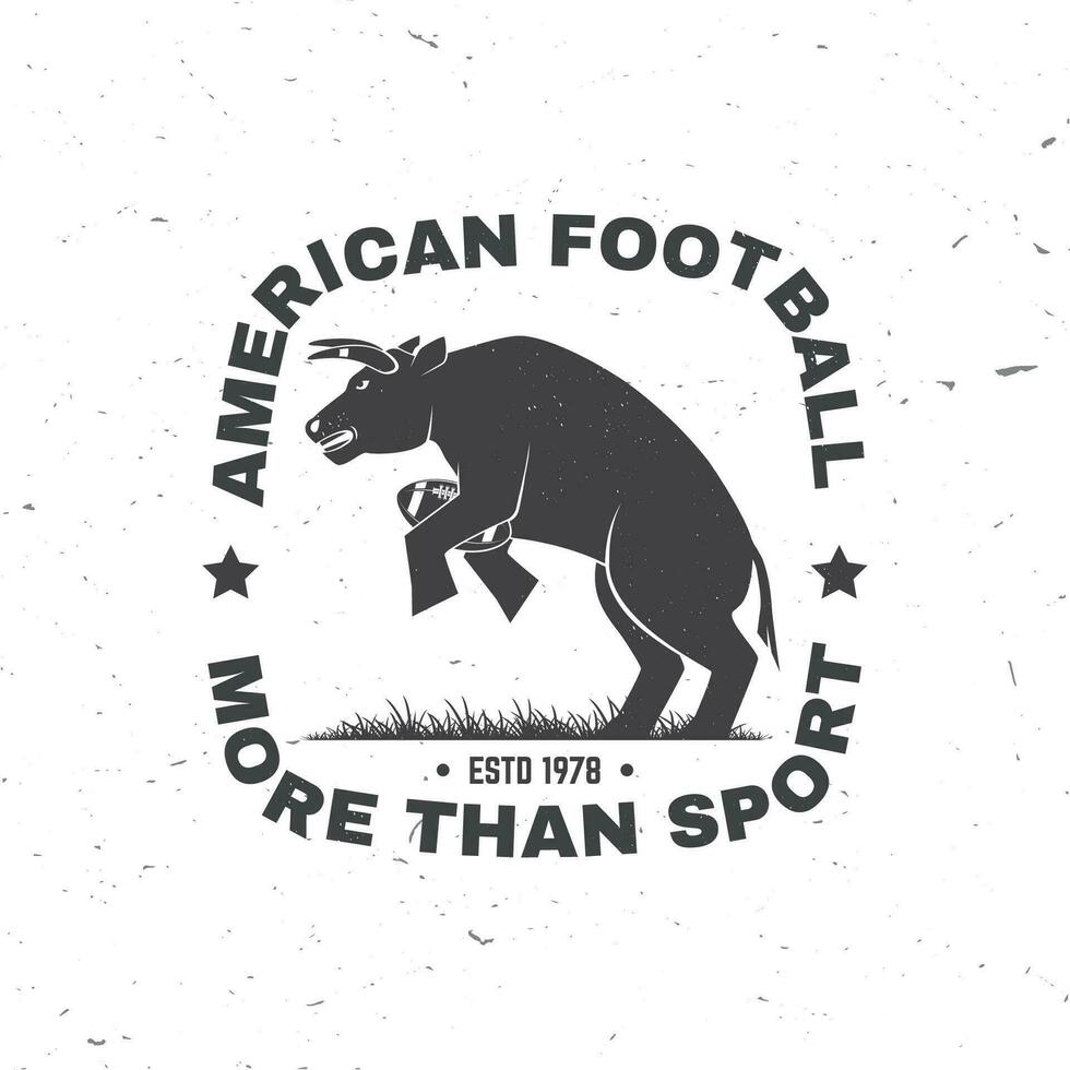 americano futebol ou rúgbi clube distintivo. vetor. conceito para camisa, logotipo, imprimir, carimbo, correção. vintage tipografia Projeto com touro desportista jogador com americano futebol bola silhueta vetor