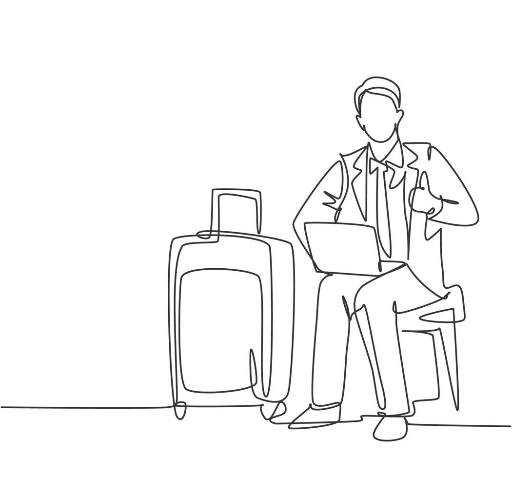 um desenho de linha do jovem empresário feliz dando polegares para cima gesto ao abrir o laptop esperando no aeroporto. conceito de viagem de viagens de negócios. gráfico vetorial de desenho de linha contínua vetor