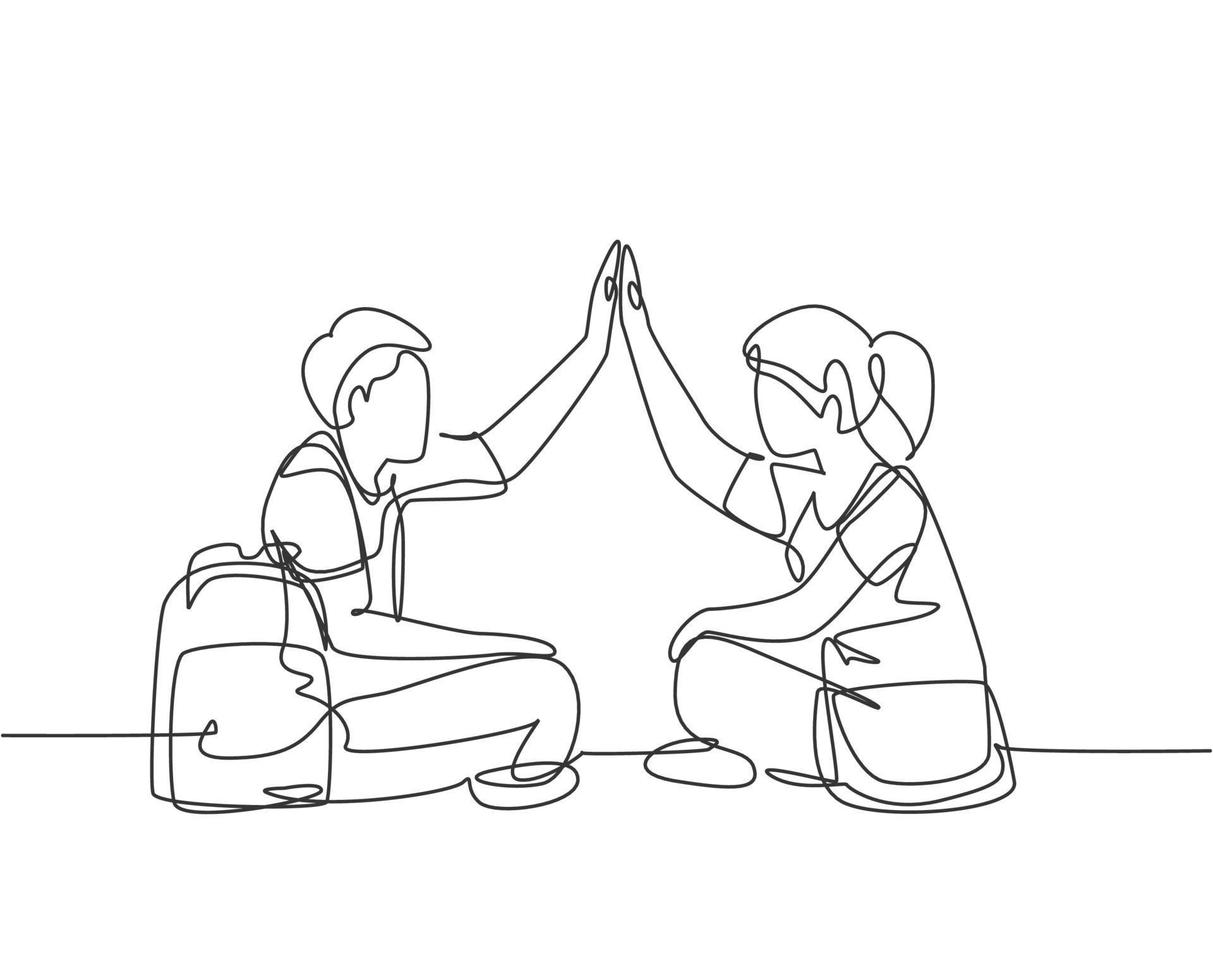 um desenho de linha do jovem casal feliz masculino e feminino sentado no chão e dando mais cinco gestos. conceito de relacionamento linha contínua desenhar design gráfico ilustração vetorial vetor