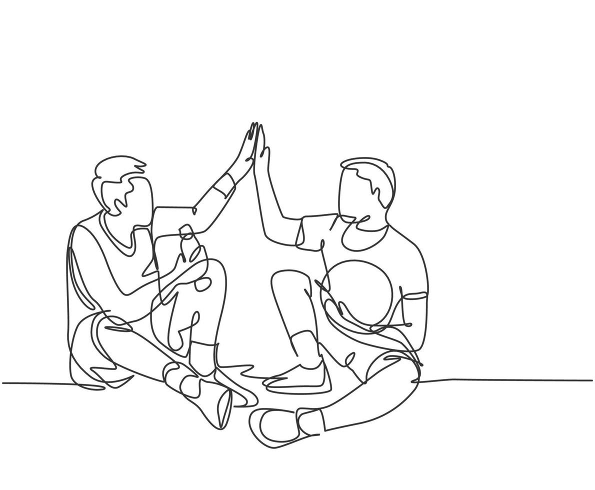 um desenho de linha de dois jovens felizes descansam depois de jogar basquete na quadra e fazer gesto de high five. Esporte jogo conceito linha contínua desenhar ilustração vetorial de design gráfico vetor