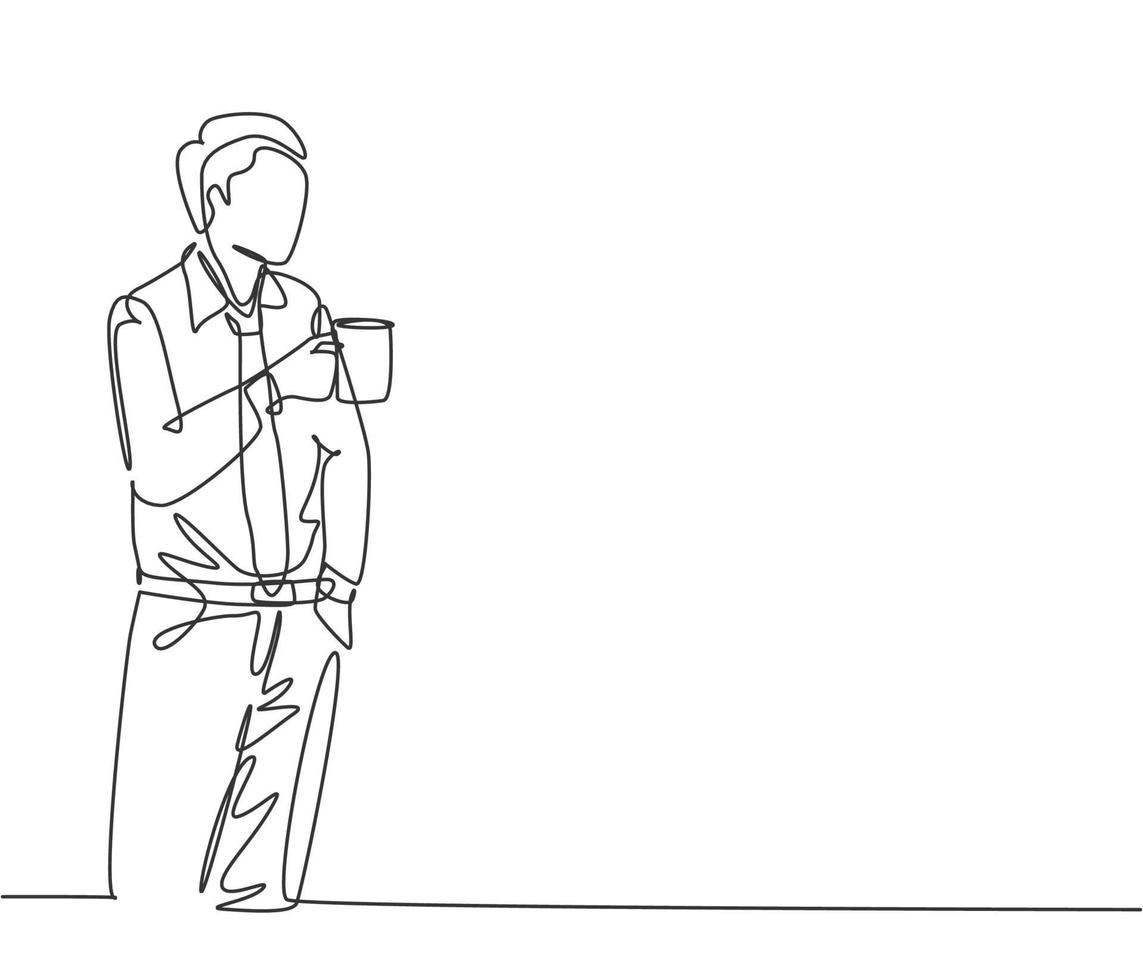 um desenho de linha contínua de jovem trabalhador do sexo masculino em pé e pensando seu trabalho enquanto segura uma xícara de café durante o intervalo do escritório. pausa para descanso no escritório conceito ilustração de desenho de linha única vetor