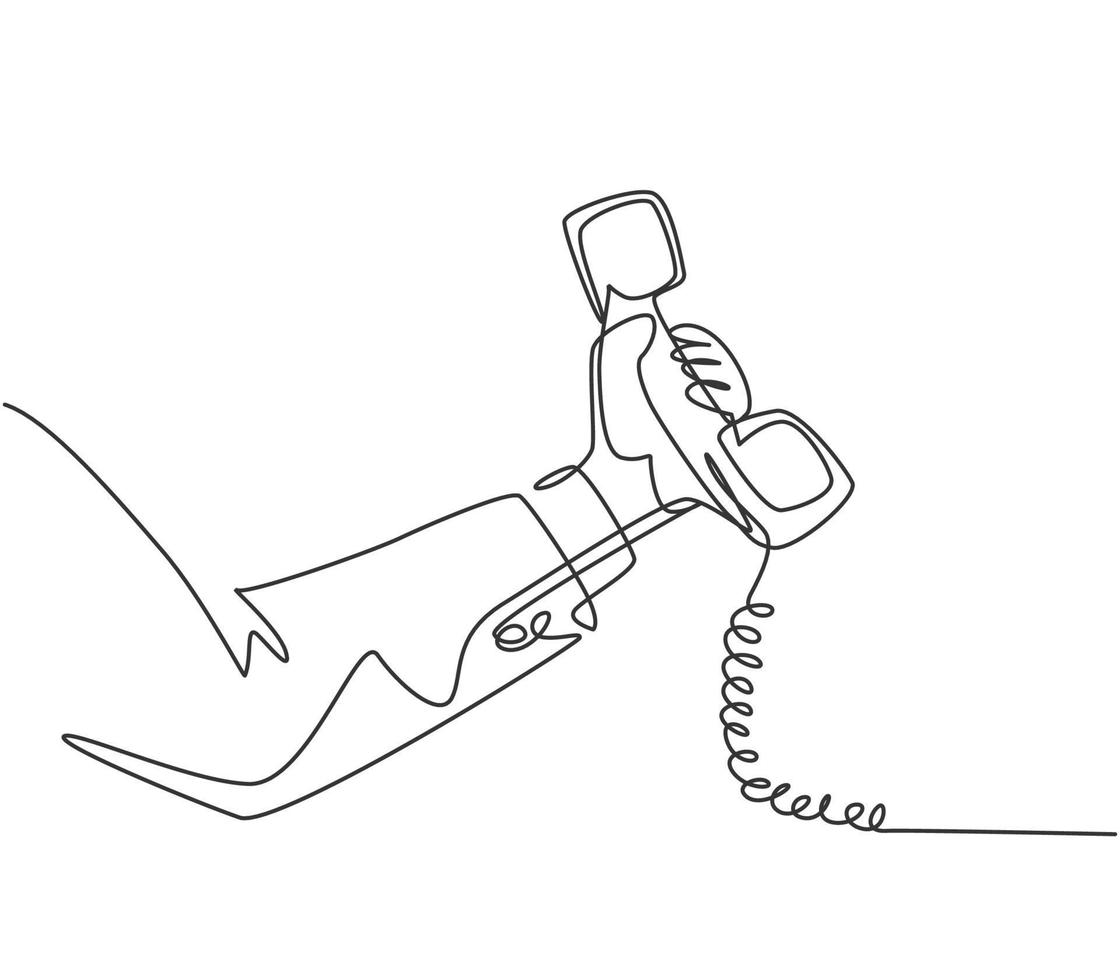 um único desenho de linha de gesto de mão segurando o antigo clássico telefone analógico manipulação no escritório. conceito de comunicação do telefone retro vintage. ilustração em vetor desenho gráfico linha contínua