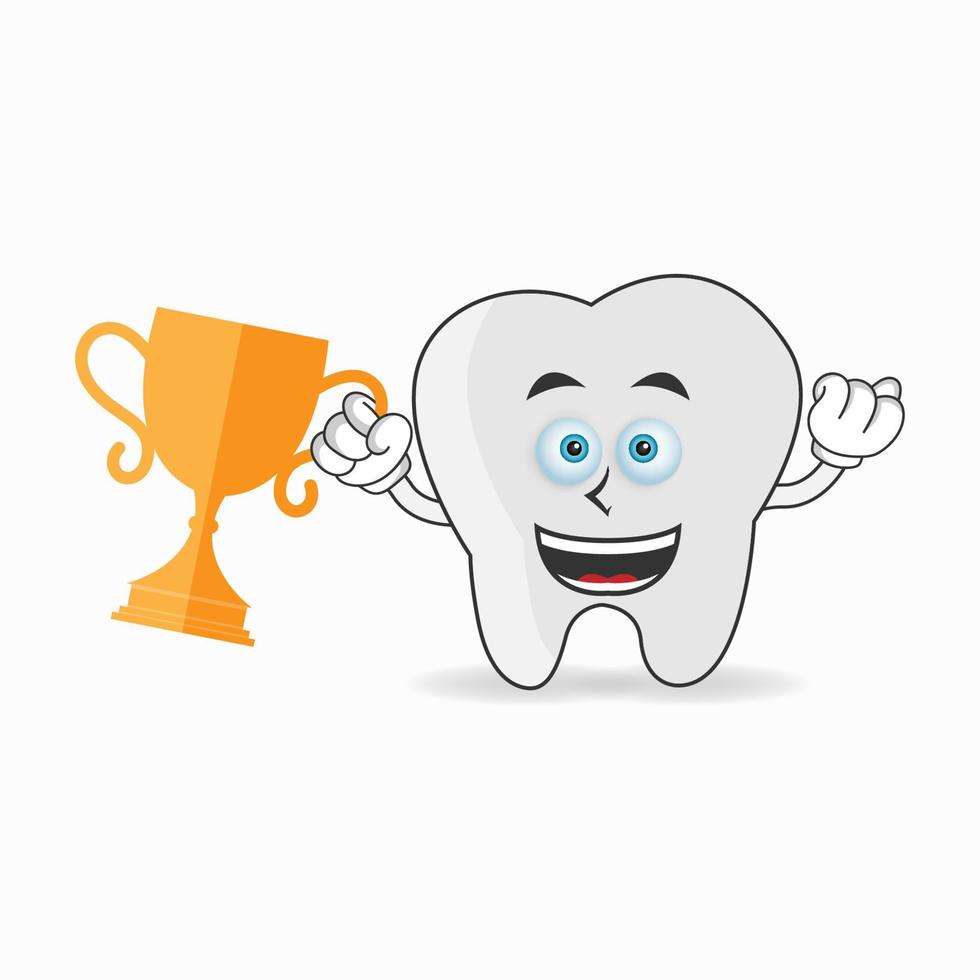 personagem mascote dente com um troféu na mão direita. ilustração vetorial vetor