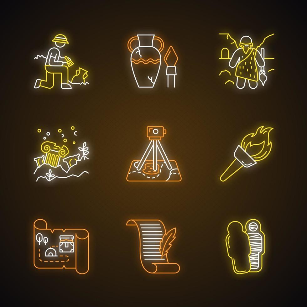 conjunto de ícones de luz de néon de arqueologia. escavação. arqueólogo. artefatos antigos. homem das cavernas. ruínas. inquérito arquivado. flambeau. mapa do tesouro, manuscrito. mamãe. sinais brilhantes. ilustrações isoladas de vetor