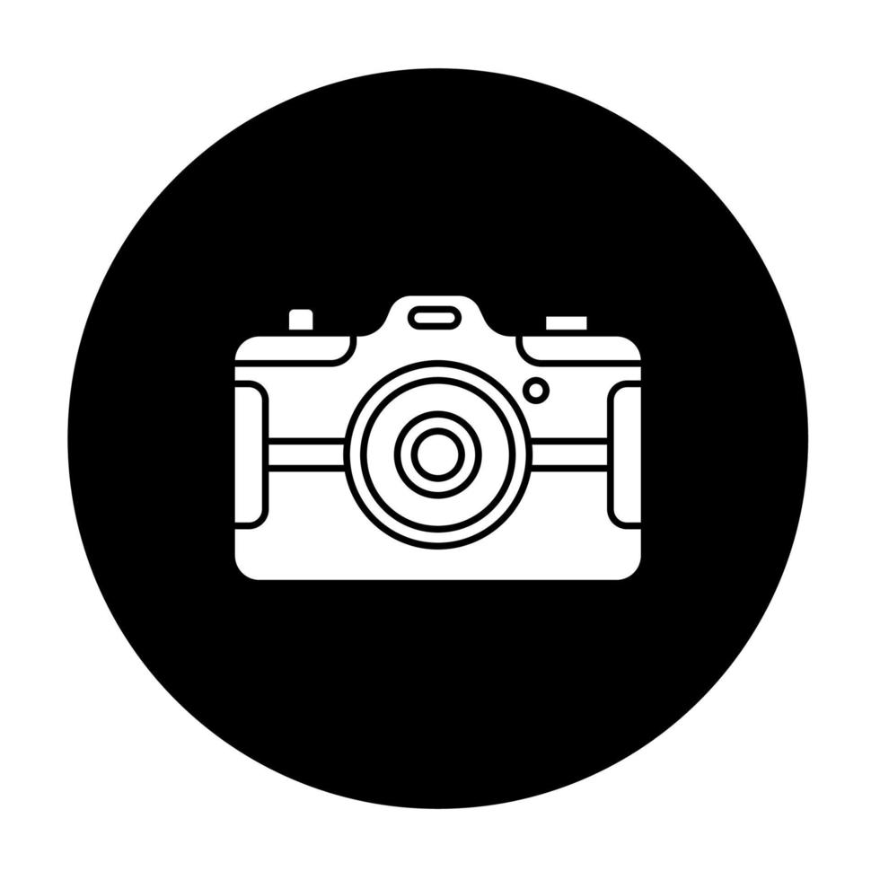 ícone de glifo de câmera fotográfica digital. ferramenta de fotografia. dispositivo de gravação portátil. sessão de fotos. tecnologia. dispositivo móvel eletrônico portátil. ilustração em vetor silhueta branca em círculo preto