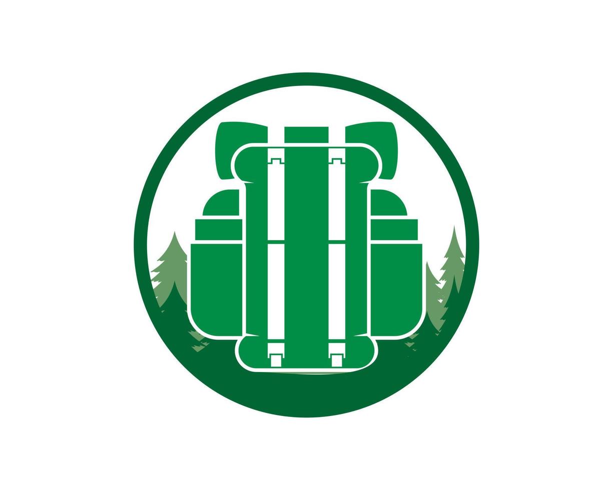 logotipo da mochila de caminhada na floresta vetor
