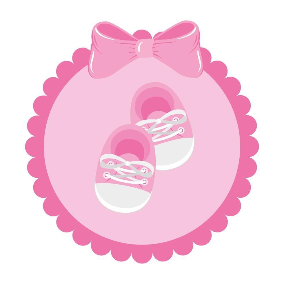 Sapatos fofos bebê em ícone isolado de moldura de renda vetor