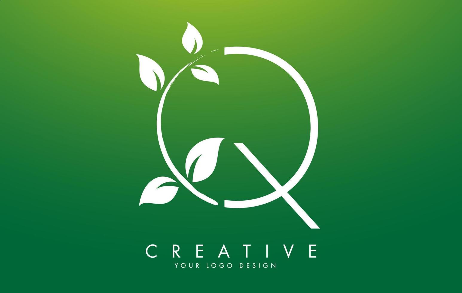 folha branca letra q design de logotipo com folhas em um galho e fundo verde. letra q com o conceito de natureza. vetor