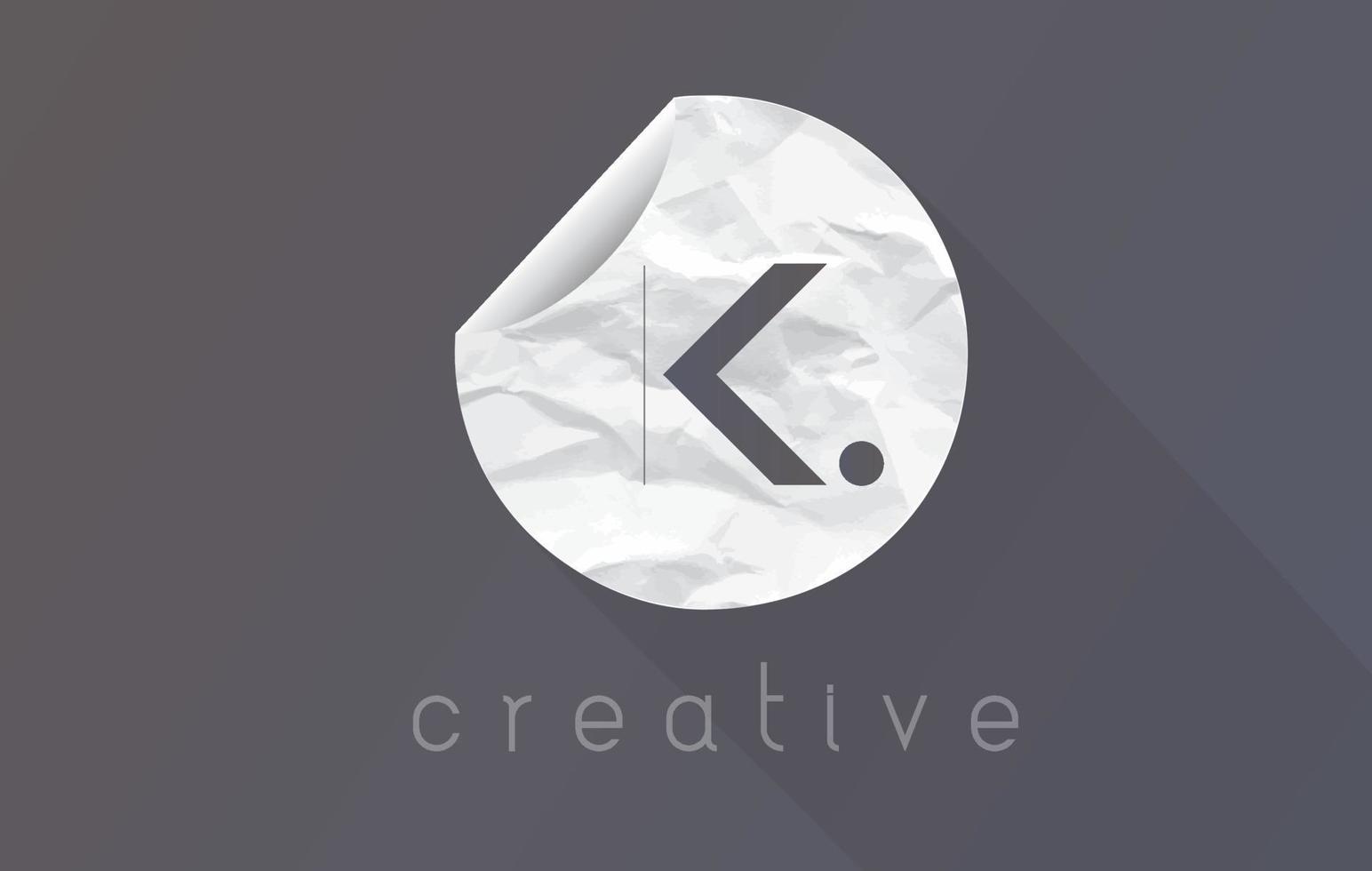 Logotipo da letra k com textura de papel de embrulho amassado e rasgado. vetor