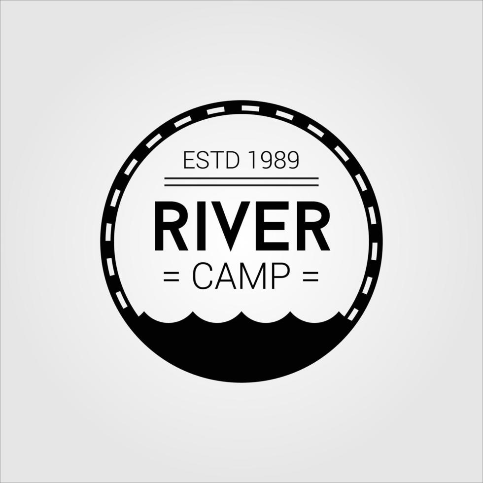 logotipo de acampamento ao ar livre. caminhadas em montanhas e florestas vetor