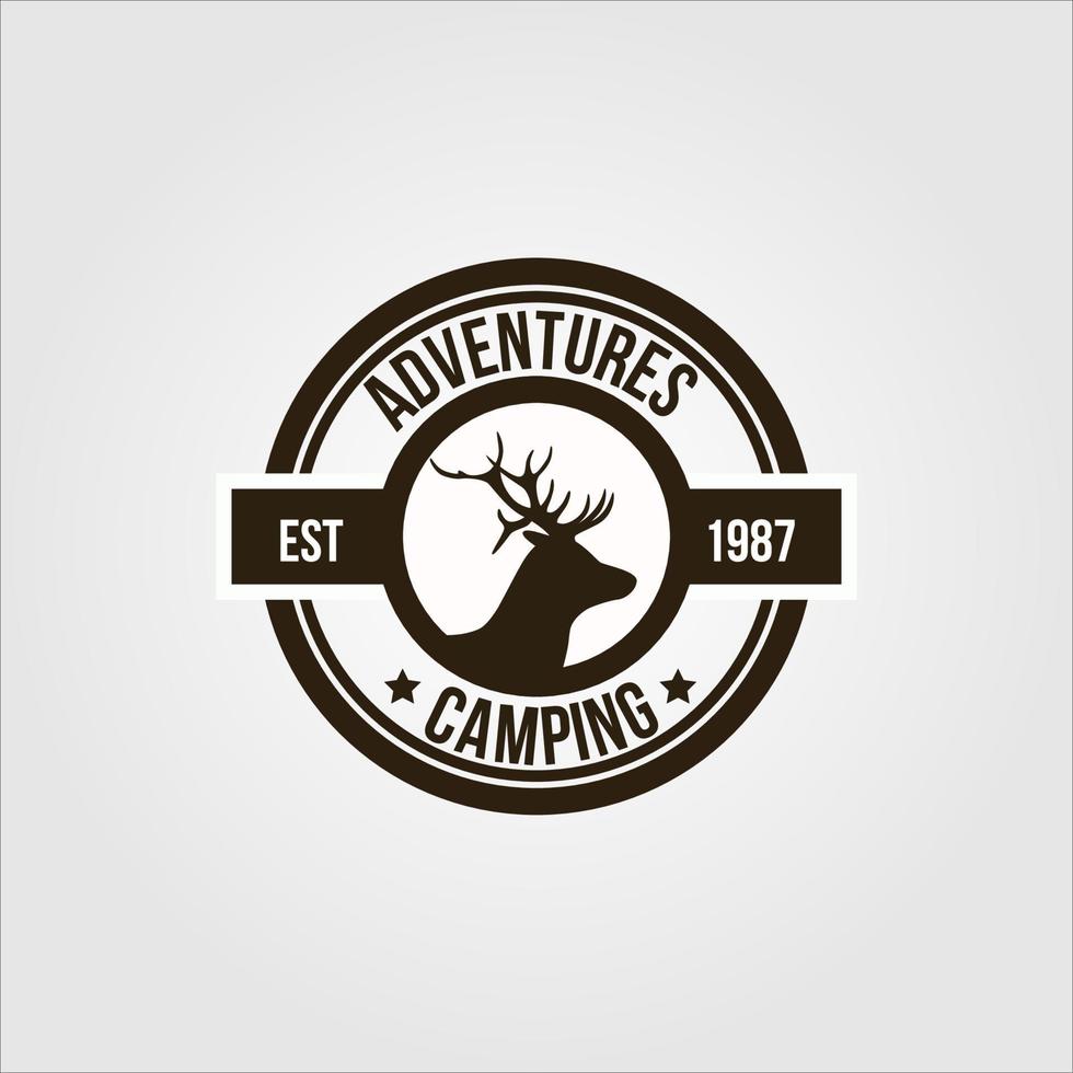 logotipo de acampamento ao ar livre. caminhadas em montanhas e florestas vetor