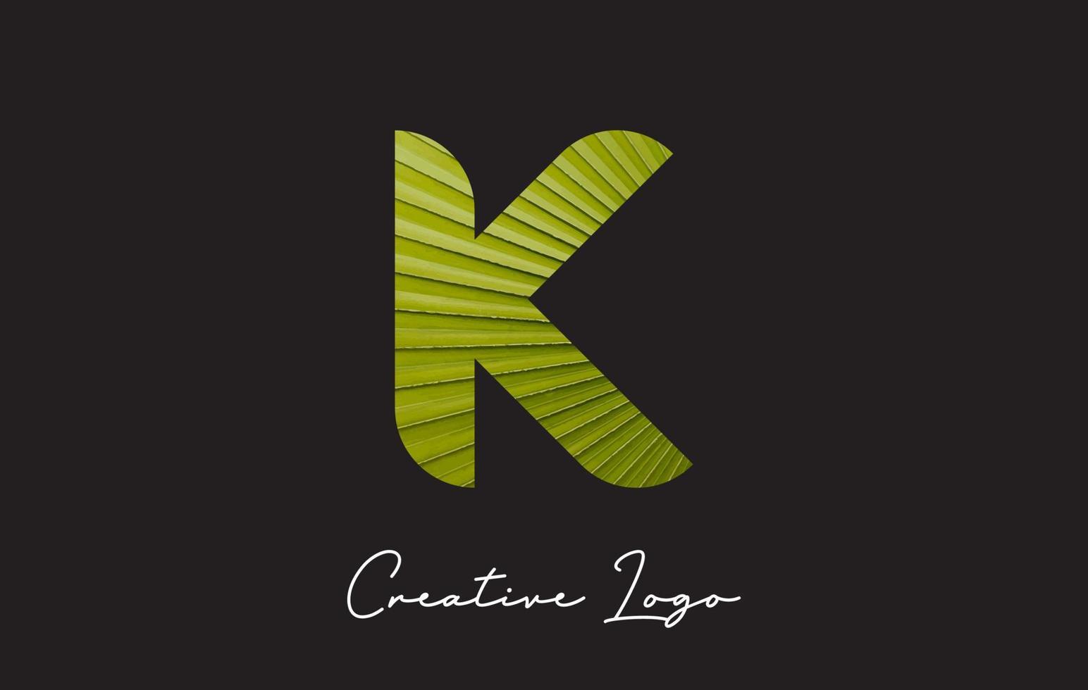 Logotipo da letra k com design de padrão de folha de palmeira. vetor