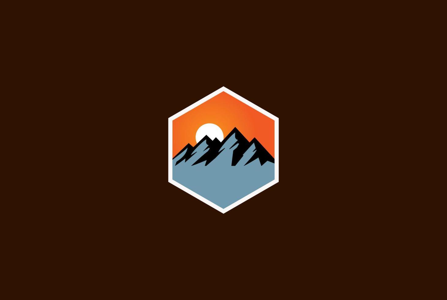 distintivo de colina de montanha de neve de gelo nascer do sol pôr do sol para vetor de design de logotipo de aventura
