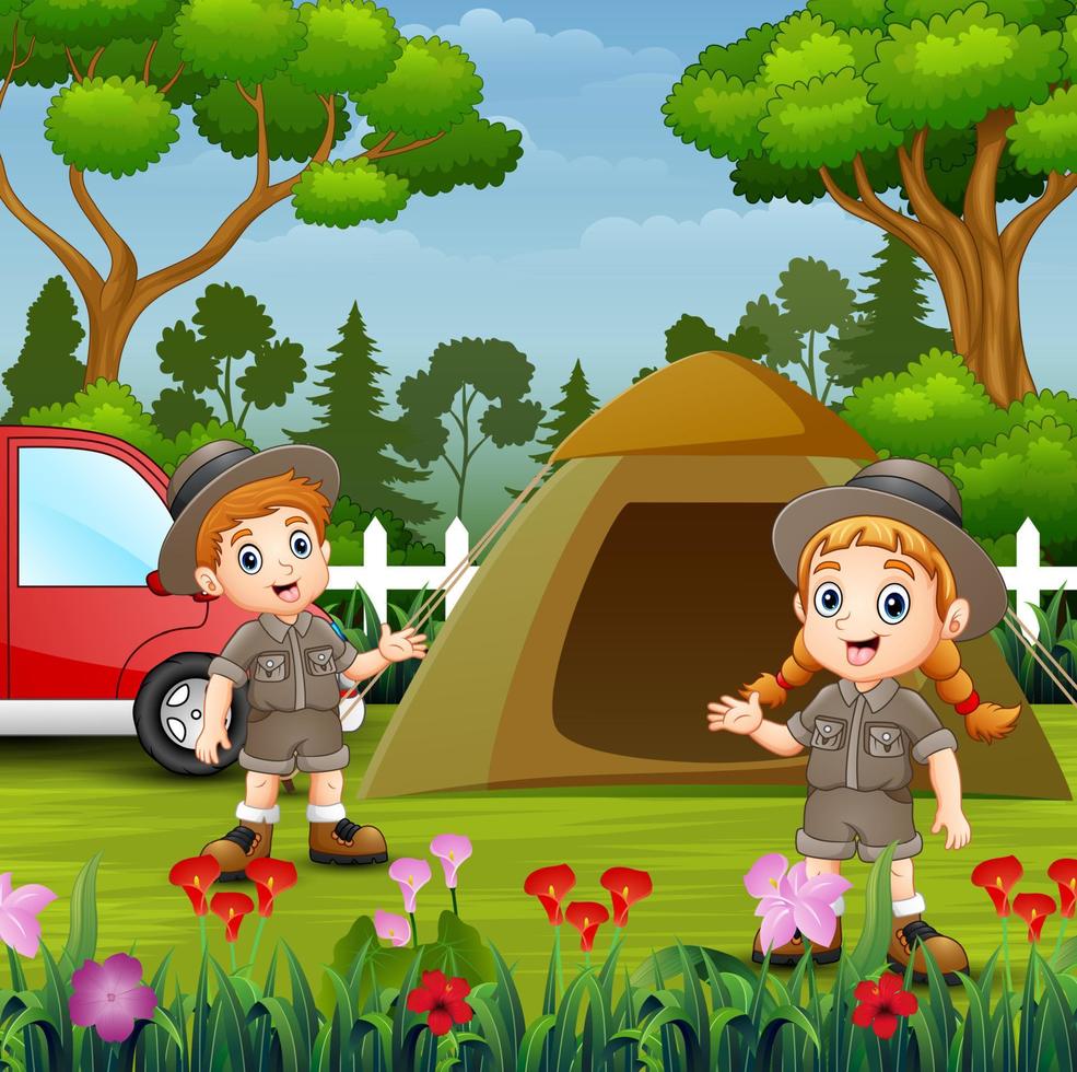 crianças dos desenhos animados com roupa de explorador acampando na natureza vetor