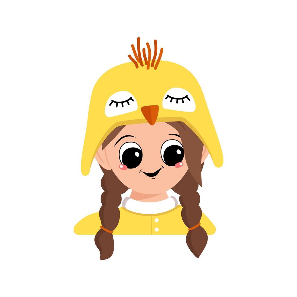 avatar de menina com olhos grandes e sorriso feliz no chapéu de galinha amarelo bonito. cabeça de criança com rosto alegre para férias de páscoa, ano novo ou fantasia para festa. ilustração vetorial plana vetor