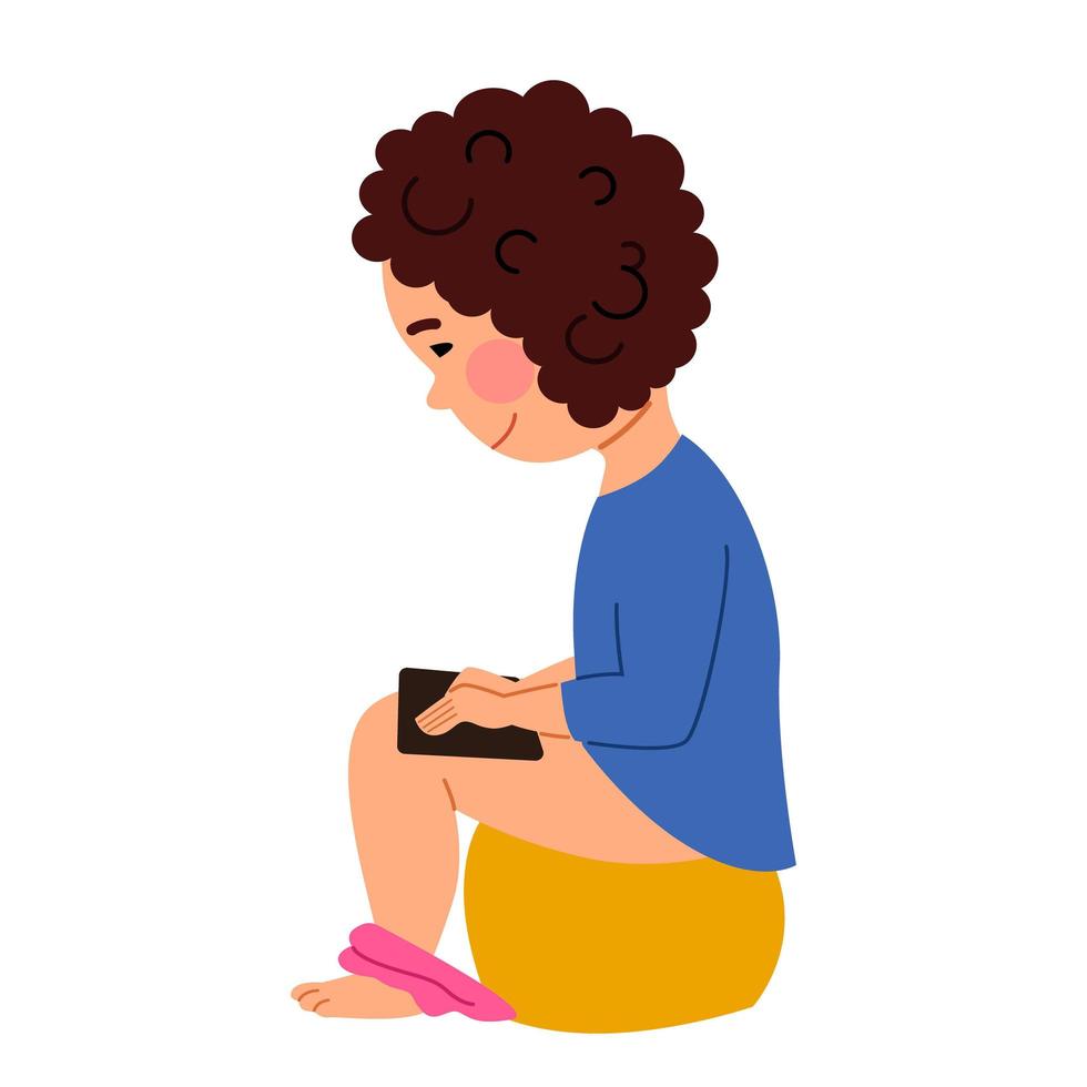 uma menina com cabelo escuro curto sentado em um penico de bebê e brincando com seu tablet. vetor