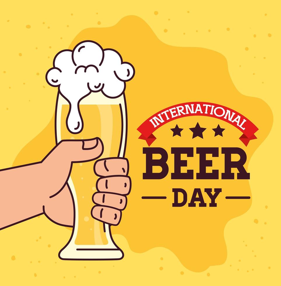 dia internacional da cerveja, agosto, mão segurando um copo de cerveja vetor