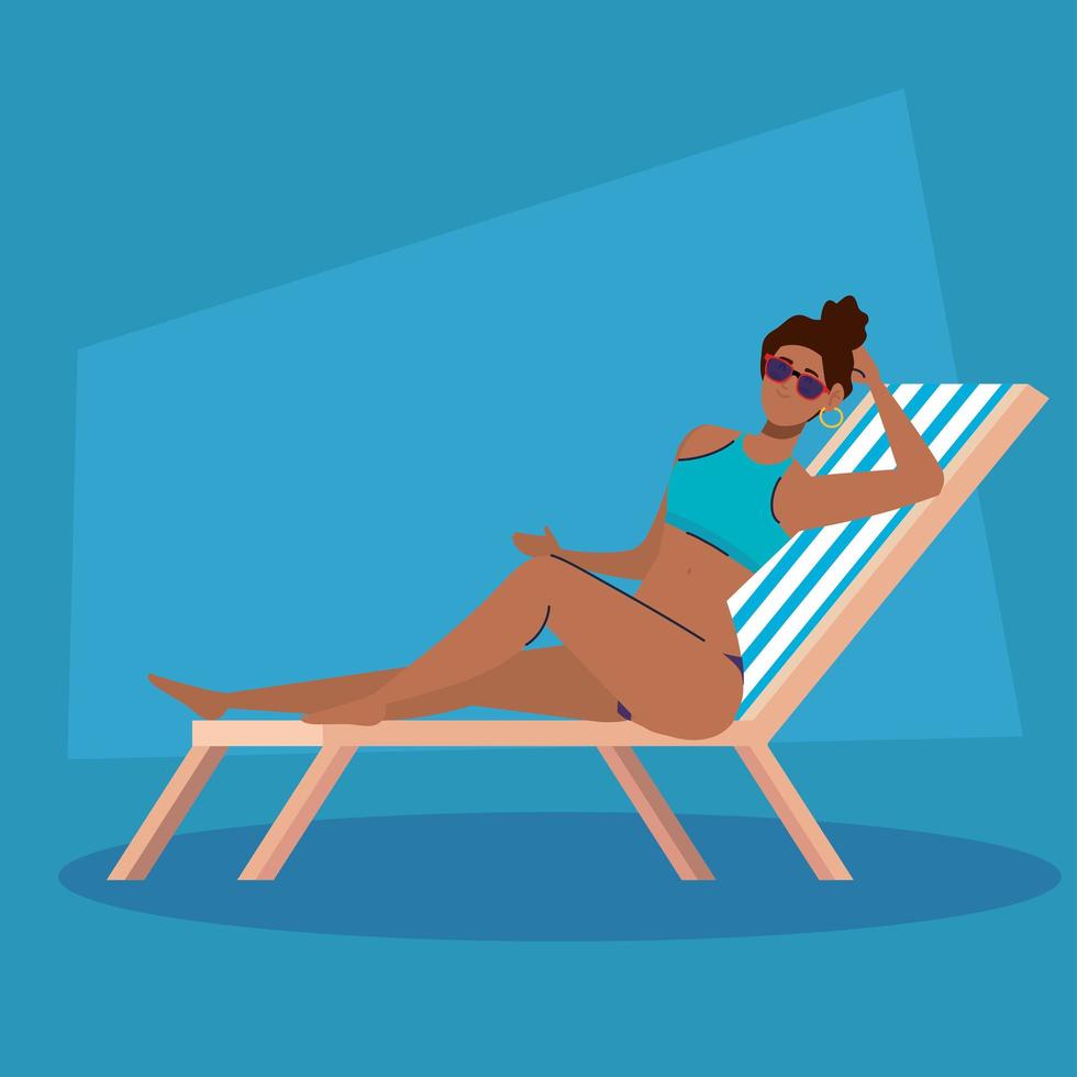 mulher afro com maiô na cadeira de praia, temporada de férias de verão vetor