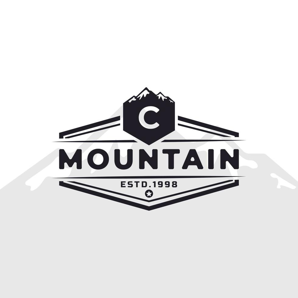 emblema vintage emblema letra c logotipo de tipografia de montanha para expedição de aventura ao ar livre, camisa de silhueta de montanhas, elemento de modelo de design de carimbo de impressão vetor