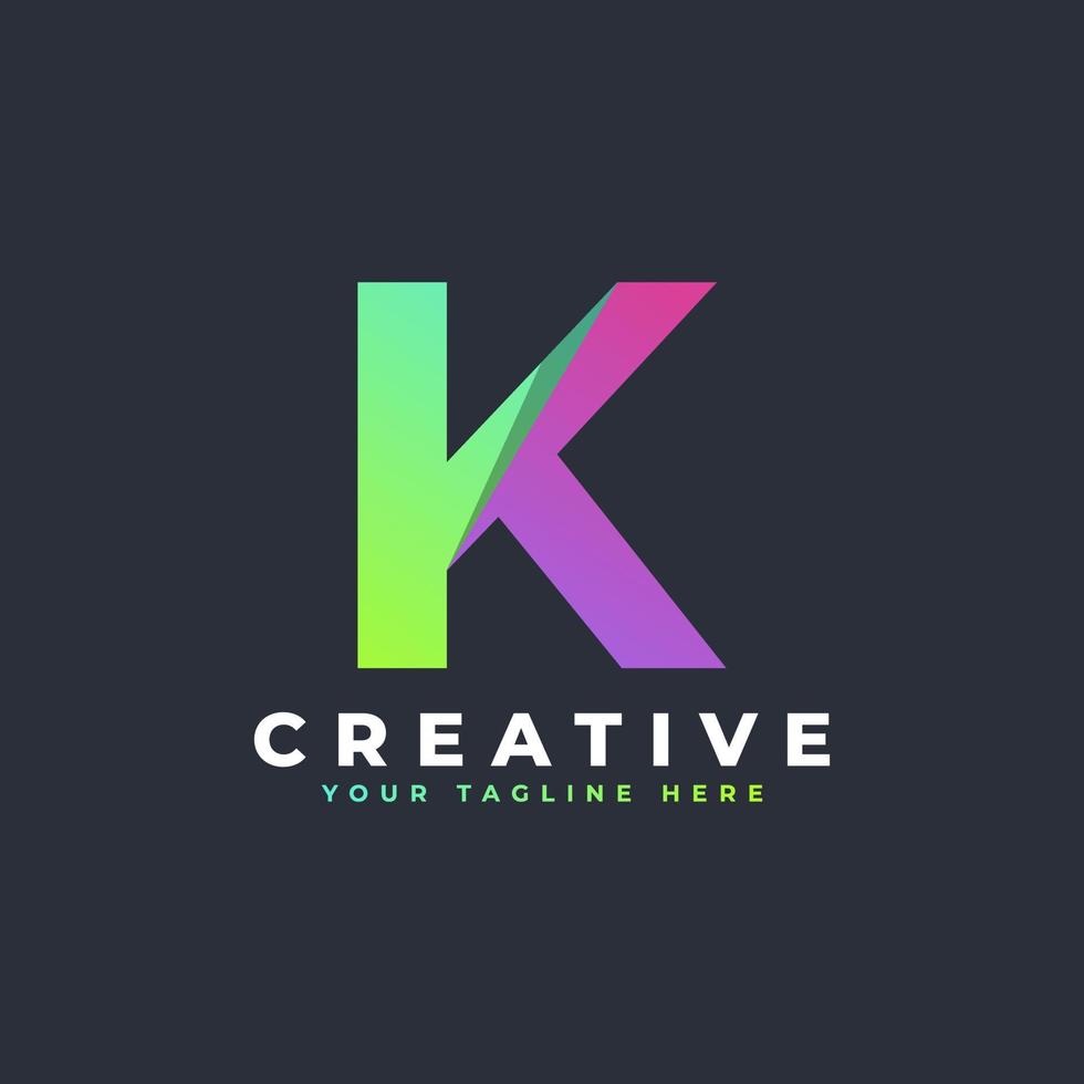 logotipo criativo da letra k inicial. forma geométrica verde e roxa. utilizável para logotipos de negócios e branding. elemento de modelo de design de logotipo de vetor plana.