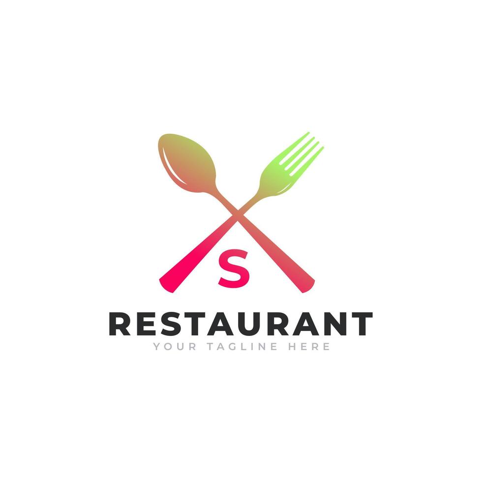 logotipo do restaurante. letra inicial s com garfo de colher para modelo de design de ícone de logotipo de restaurante vetor