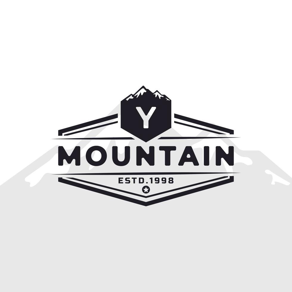 emblema vintage emblema letra y montanha logotipo de tipografia para expedição de aventura ao ar livre, camisa de silhueta de montanhas, elemento de modelo de design de carimbo de impressão vetor
