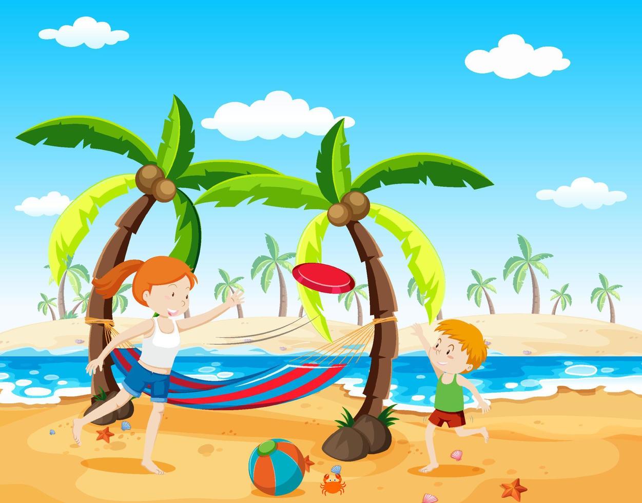 cena com menino e menina jogando frisbee na praia vetor