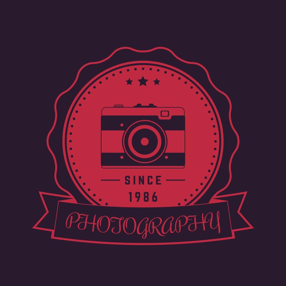 logotipo de fotografia, emblema, crachá com câmera antiga, ilustração vetorial vetor