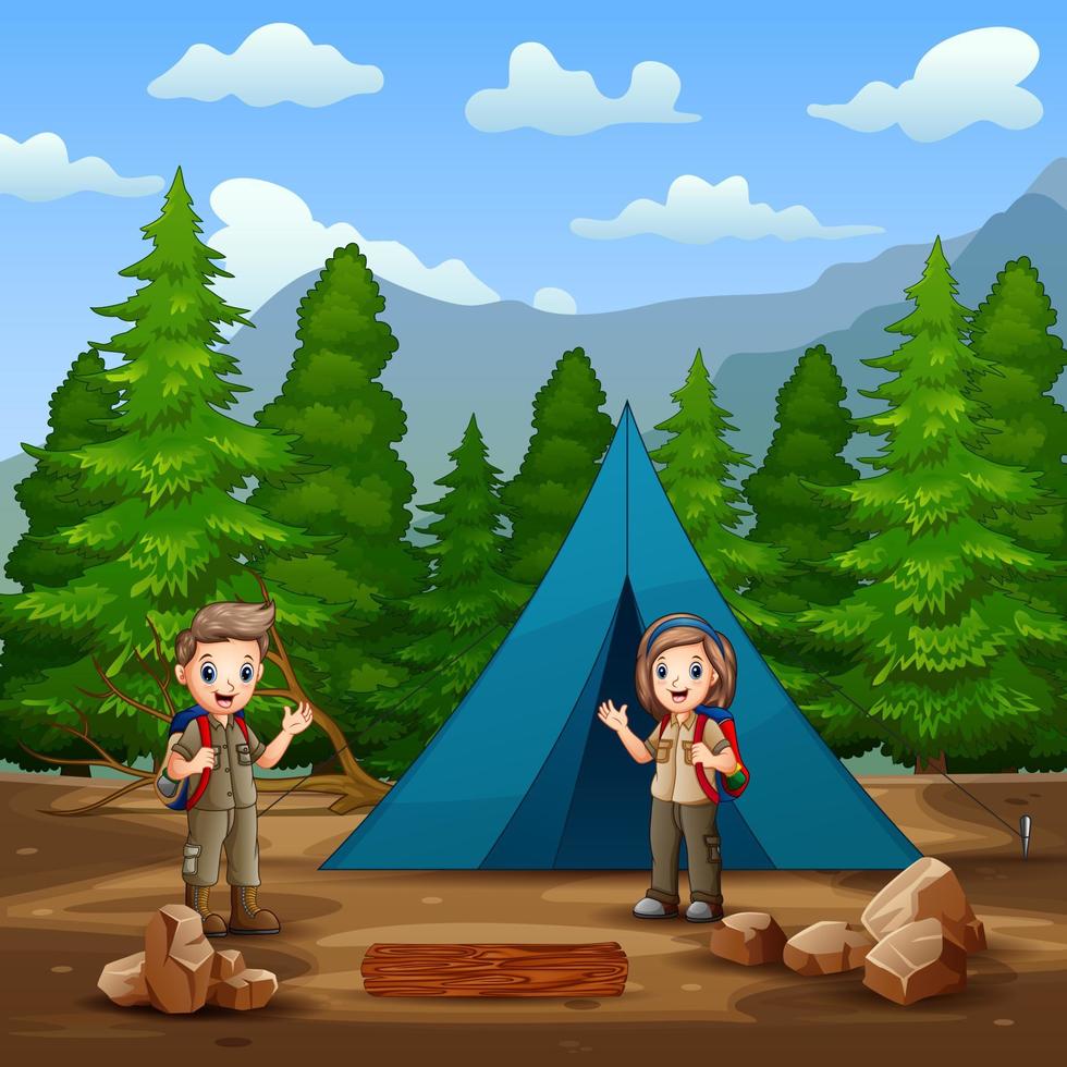 feliz escoteiro menino e menina na ilustração do acampamento vetor