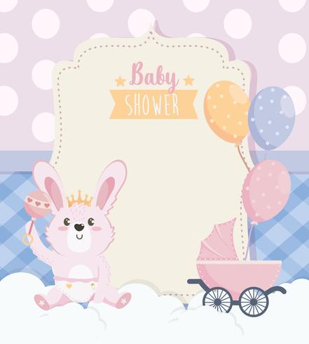 Cartão de chuveiro de bebê com coelho e chocalho com transporte vetor